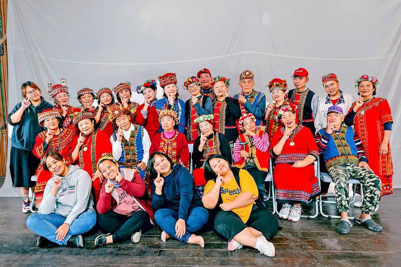 牡丹鄉四林部落文化健康站，長輩合影，並輸出為年歷。