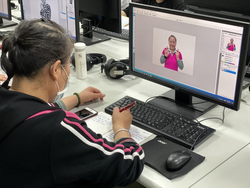 學員將操作步驟一一筆記下來。