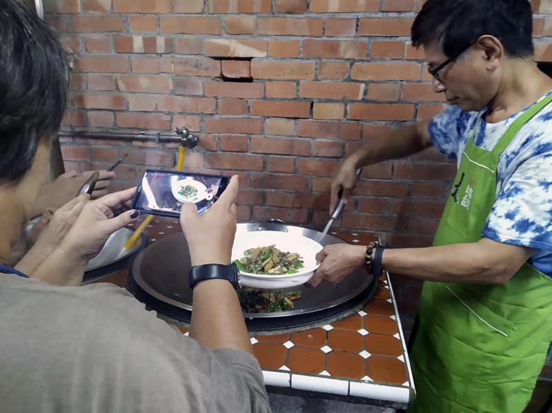 鄭大哥來到DOC學習數位課程，練習影片拍攝實作