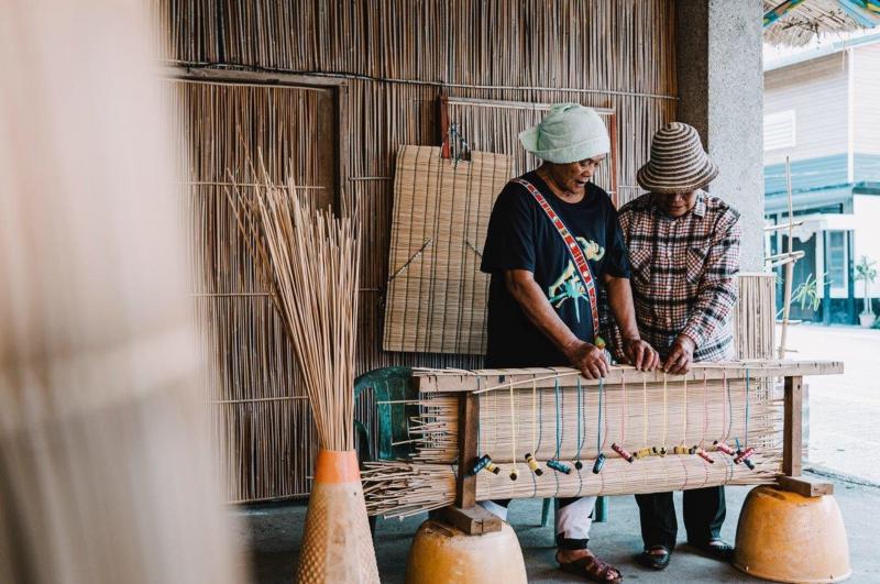 工藝手藝熟練的部落藝師手把手帶你體驗編織草蓆（圖片來源：[生活在文化裡的好手藝]上旗文化出版）