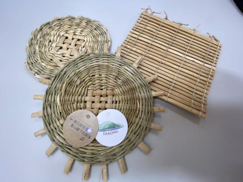 輪傘草杯墊成品，有圓形及方形織法，其中方形為傳統草蓆的織法改製。（圖片來源：豐濱社區發展協會）