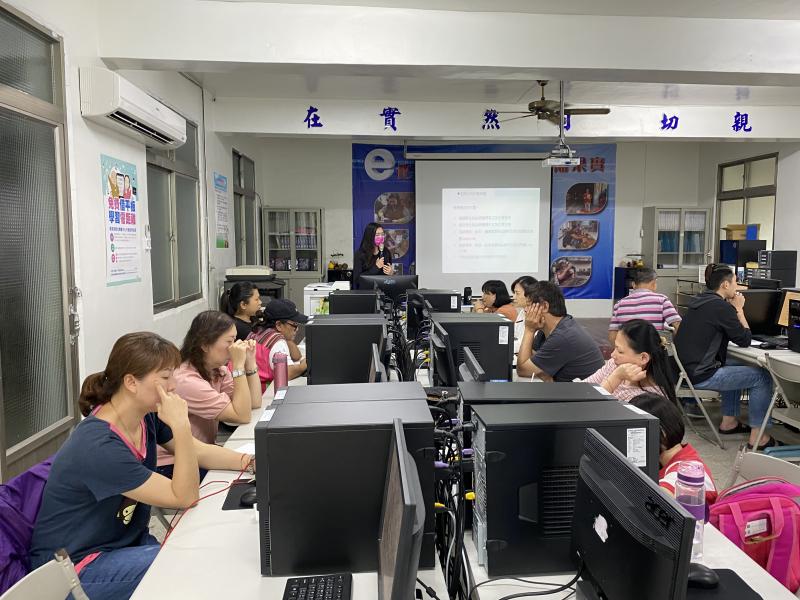 大公椴木香菇農場-賴大哥為產品包裝和行銷，從不缺席DOC的資訊課程。