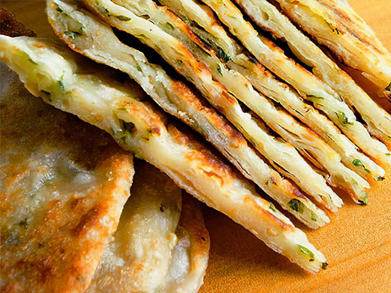 大陳傳統手工麵食，特殊比例製作出來的蔥油餅口感札實，麵粉香氣充滿口鼻。