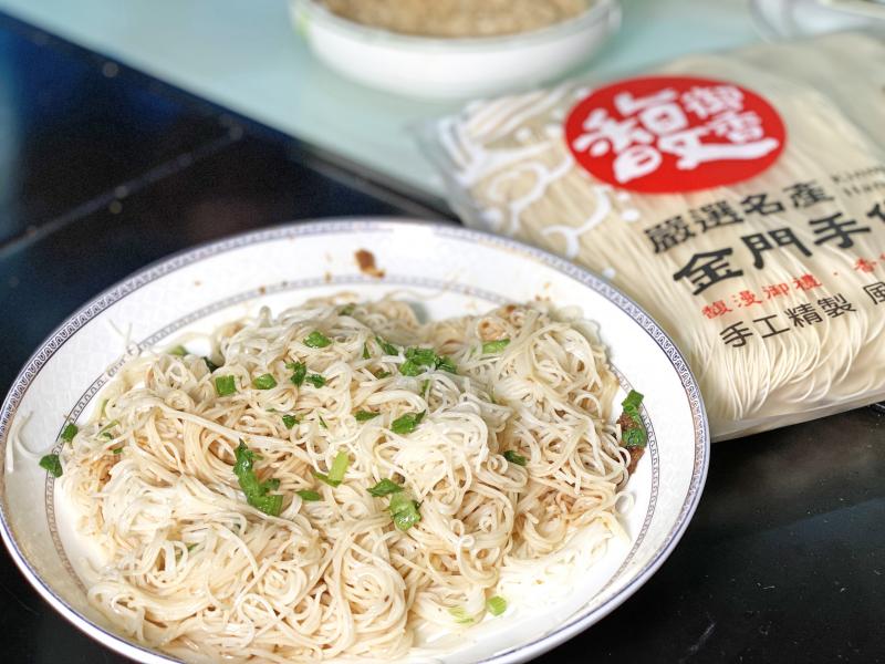 楊忠允老師傅親自下廚，簡單幾個步驟主及Q彈麵線。