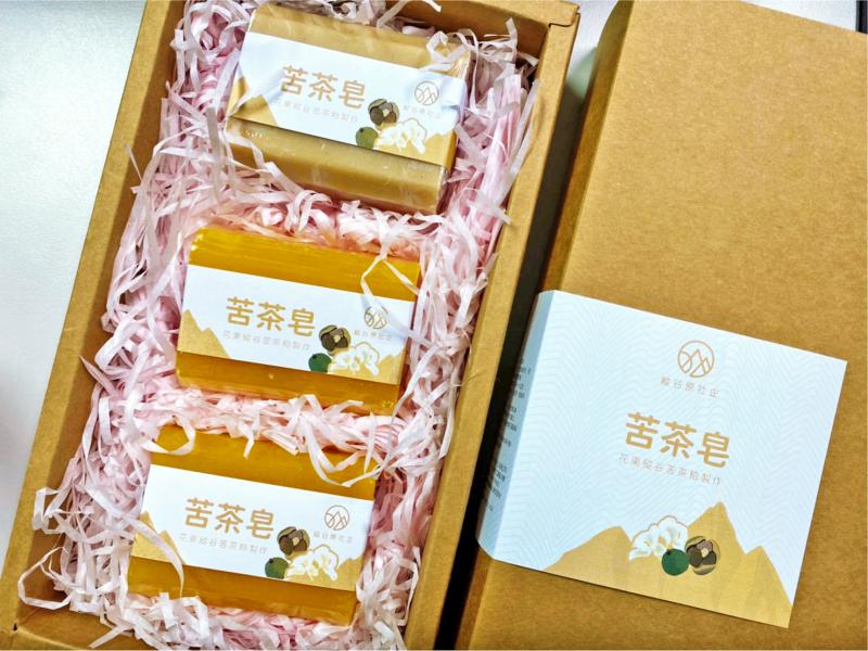 縱谷原社企-苦茶皂禮盒新包裝，是大家送禮自用兩相宜。