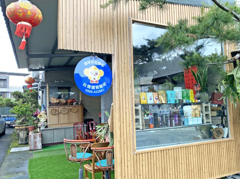 慧馨園獼猴咖啡的店外觀，到雲林古坑可以到這裡坐一坐，喝杯咖啡。