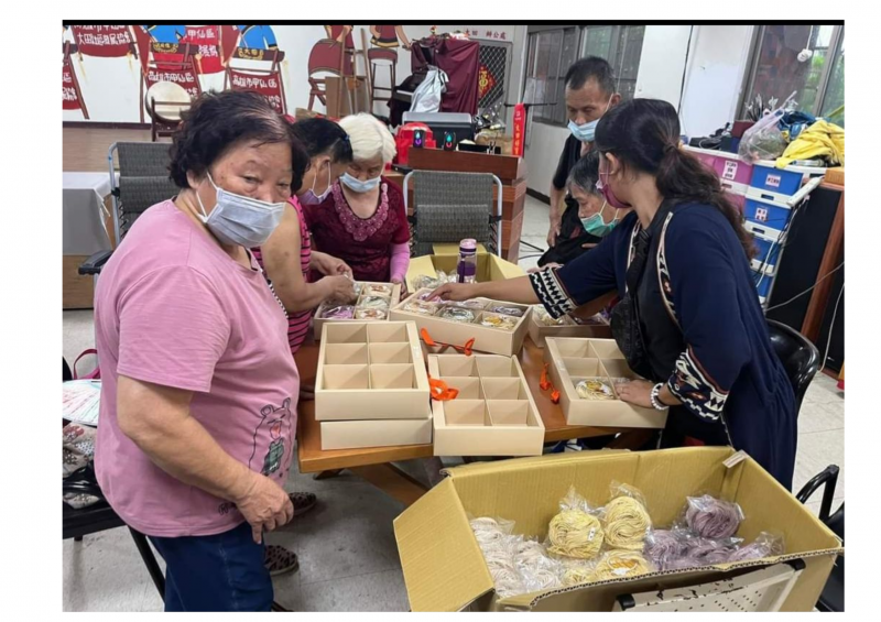 大田社區長輩們協力幫忙將追日麵包裝出貨