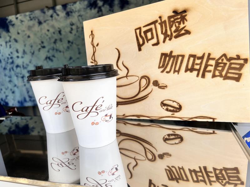 透過與瑞穗DOC合作，在店面設計上利用雷雕製做出了咖啡館的招牌