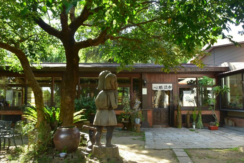 「心雕居」，結合木雕藝術與友善料理的場域