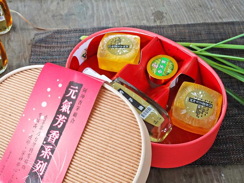 老闆有推出香茅禮盒,精油、香皂等產品,消費者可以一次擁有。