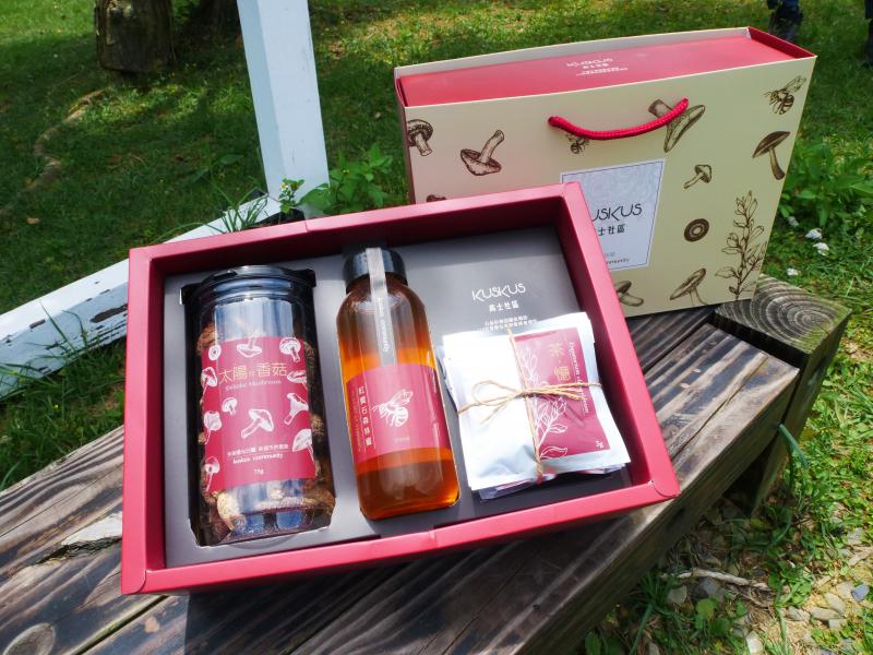 高士部落伴手禮盒，內含段木香香菇、養蜂和野生茶種