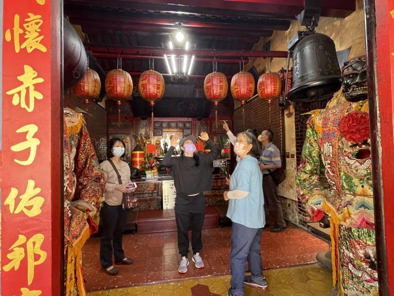 老師指導學員觀察拍攝影像細節。