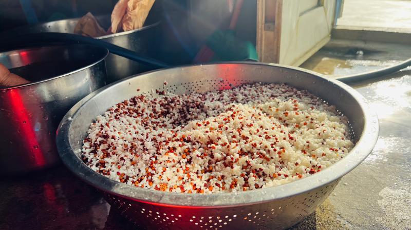 製作紅裸穗粿的前置步驟，固定比率的紅高粱與蓬萊米靜泡靜置後，碾米和壓成粿粟。