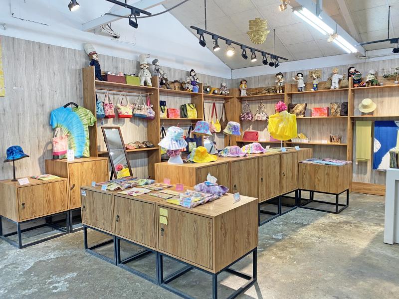 靚染工坊運用染布，延伸設計出許多生活用品。