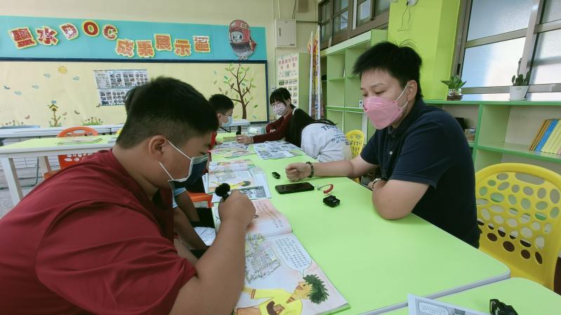 請月津國小學生協助電子書配音中