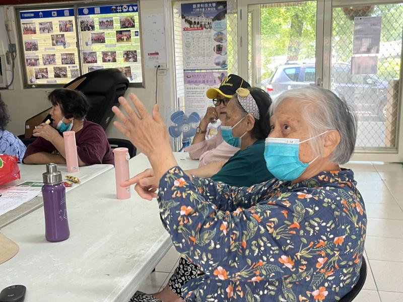 國家記憶庫典藏了許多跟泰雅族編織、傳統苧麻服飾製作的圖文說明