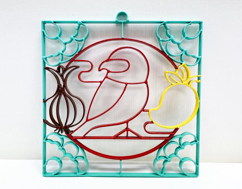 凃正南老闆和枋山DOC合作,打造出獨一無二的伯勞鳥窗花。