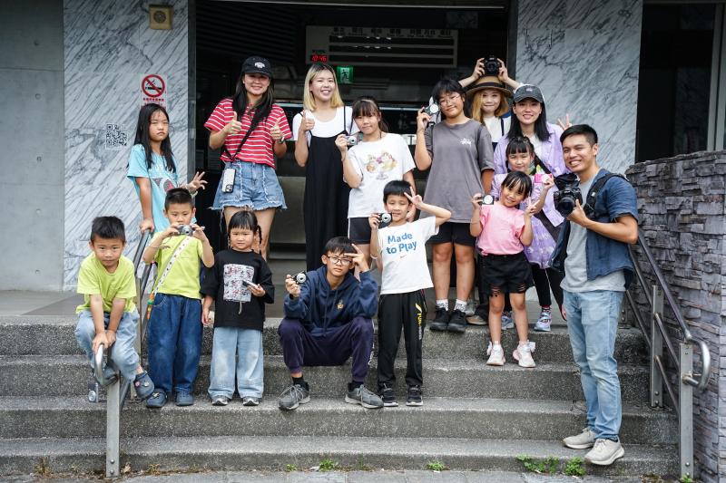 課程結束後,小攝影師和家長們一起在豐田車站前合照