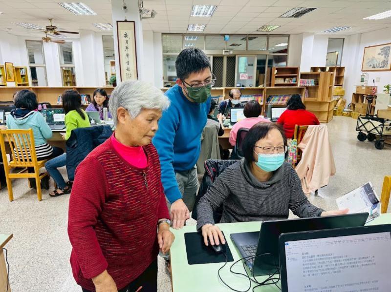 與老師討論如何設計電子書腳本