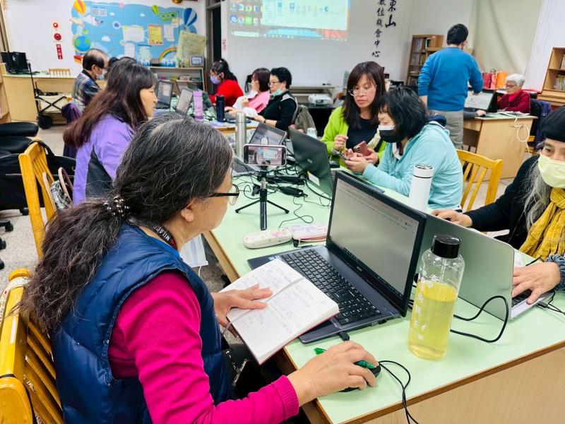 學員很認真的用筆記寫下每一個步驟