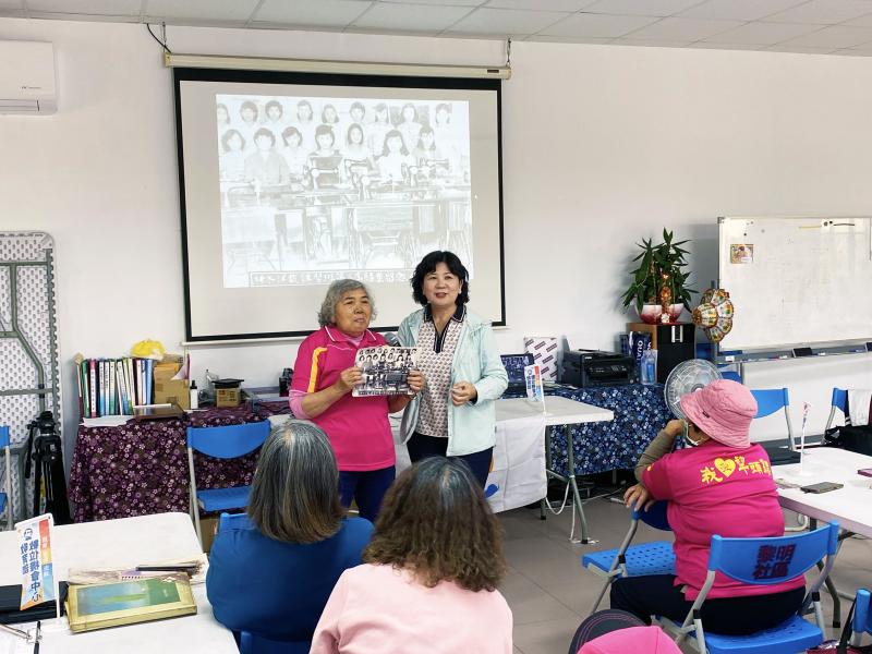 課堂中，長輩們侃侃而談，有人講起當兵時的苦與樂，有人回憶起媽媽煮的那道拿手菜，也有人分享兒時在田裡工作、挑水插秧的生活。透過這些口述故事，年輕一輩看見了社區過去的樣貌，理解生活中的人情味與文化價值。