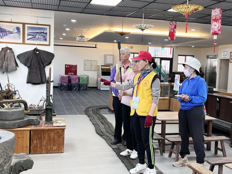 「VR360實地取鏡實拍」，由總幹事導覽，學員分組拍攝文物館並錄製解說，後製成線上導覽影片，應用於社群平台，有效提升保力客庄曝光與吸引力。