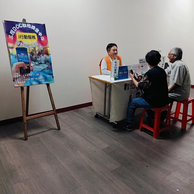 拍攝志工解決問題的畫面