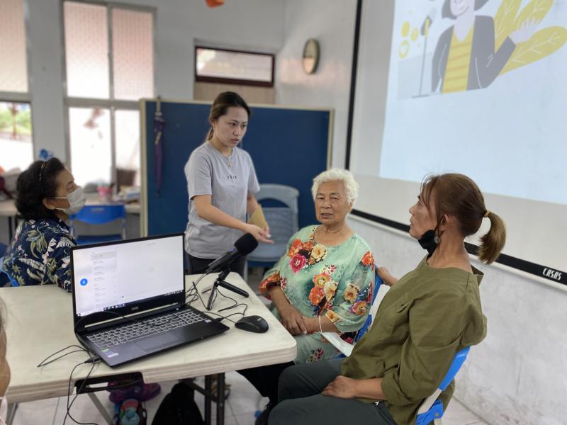 太麻里DOC執秘替與學員討論錄音說話速度和說話音量。