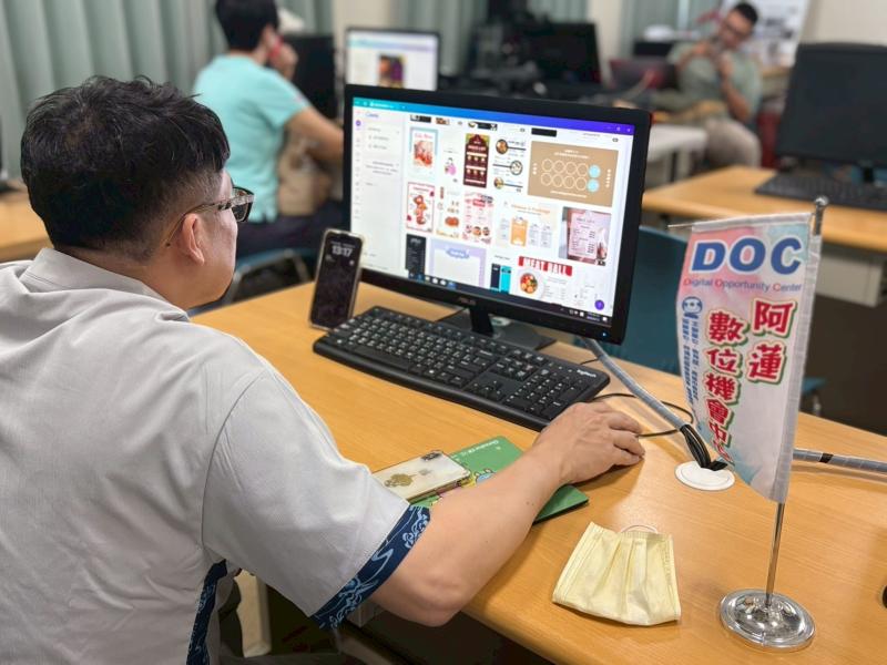 豬腳飯老闆認真學習的背影，真令人感動!