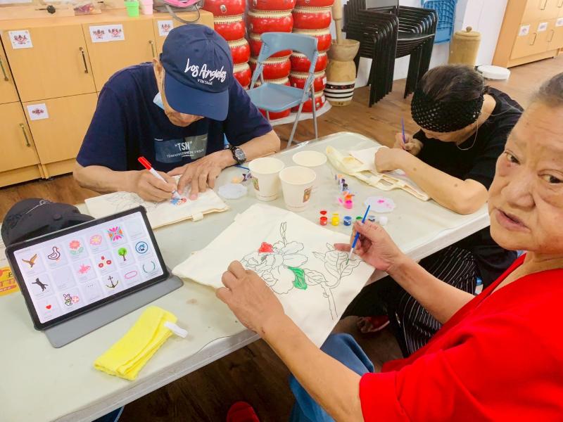 學員依照平板繪製自己的提袋