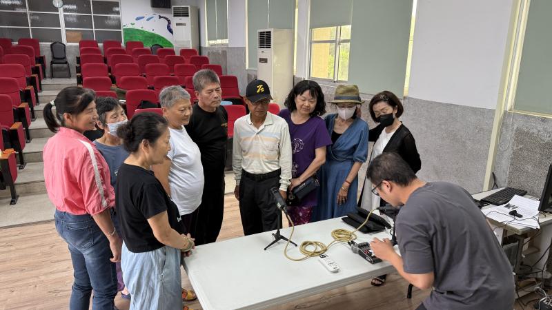 學員們一起錄製節目開場詞-歡迎收聽六腳甜蔗講