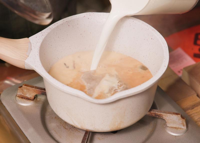 推出加入肉桂、八角、茴香等藥材的鍋煮奶茶包，吸引愛喝奶茶的族群