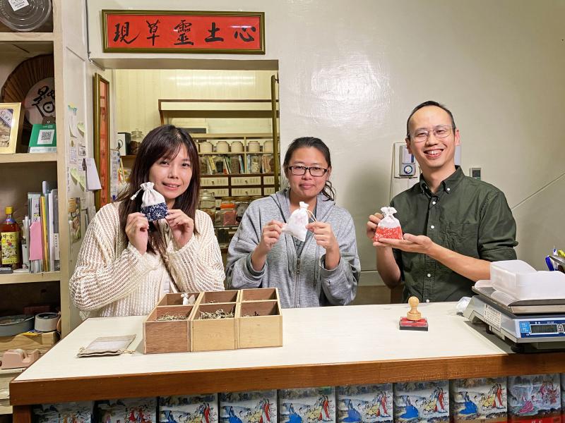 不妨實際走一趟歡喜本草舖，來場有趣、有溫度的中藥體驗。
