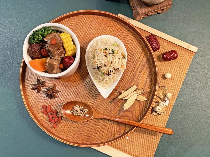 用當歸、桂枝、大茴香、甘草等八種香料調配的滷包，滷製的家常料理。