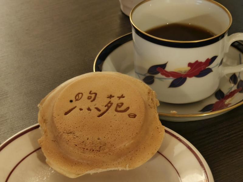 煦苑最具代表性的商品就是紅豆餅，餅皮上還烙印著「煦苑」二字