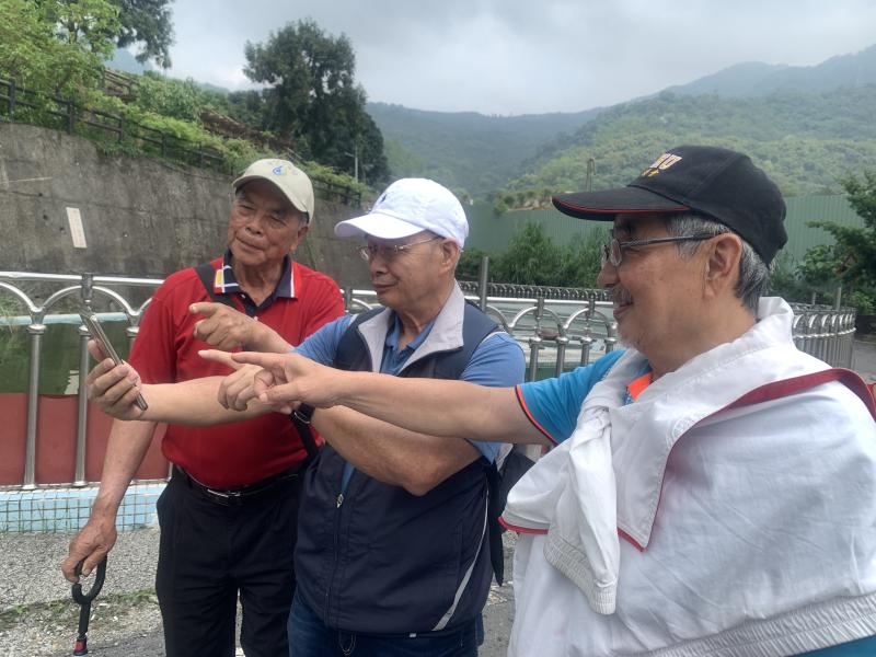 學員們透過手機360瀏覽APP，環顧景點360個視角，並傾聽景點的語音導覽