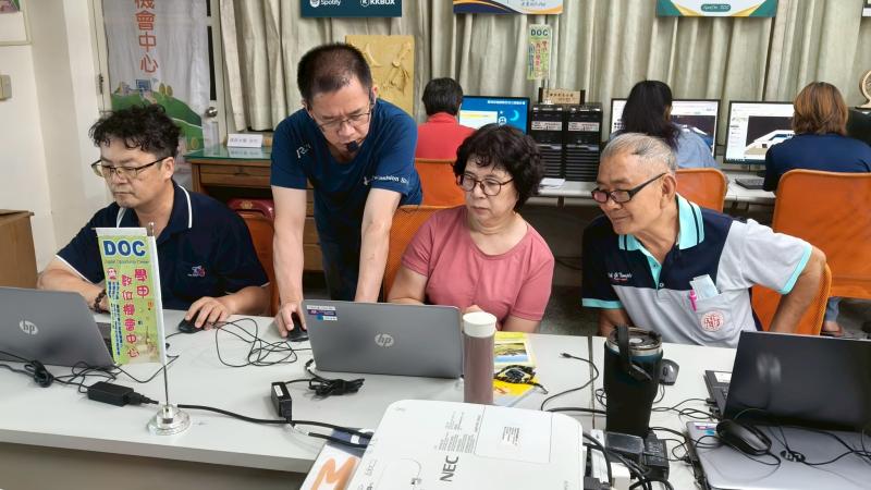 老師指導同學電腦操作