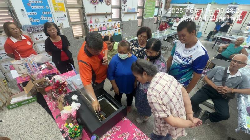 講師和學員一起分享如何運用雷雕機將野菜拼圖裁切