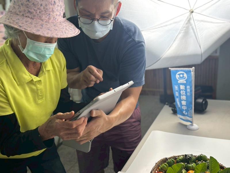 阿嬤很認真也很有耐心拍照