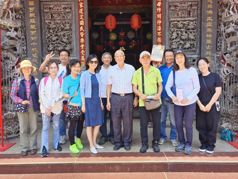 上課學員與林坤山老師在慈和宮前合影