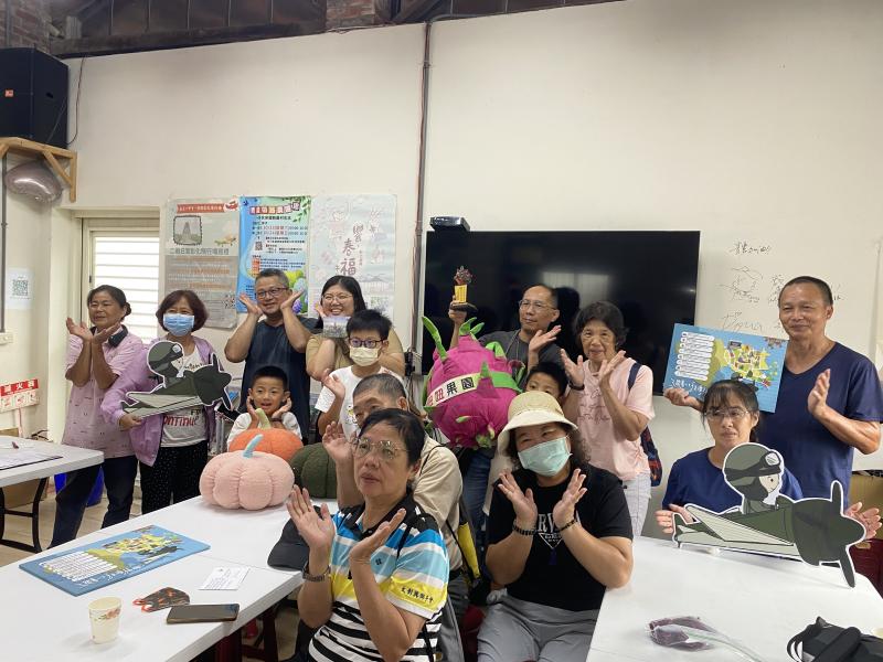 學員書寫明信片給未來的自己,留下對這片土地的感動與願景