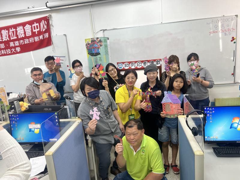 學員們從零開始學習3D建模、輸出、上色、打洞、組裝，全體學員合力分工、共同完成一齣防詐騙主題短劇