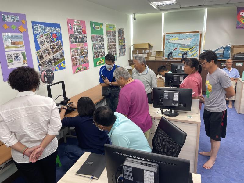 老師示範3D列印機的操作