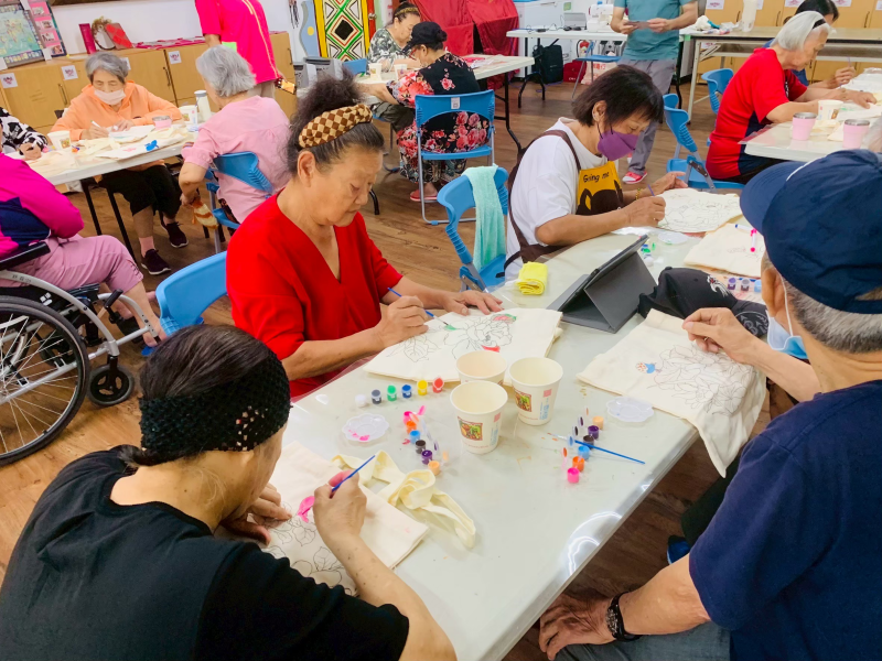 一位長輩笑著說:「我這袋子要拿去市場裝菜裝日用品,讓大家看看我自己繡的飛魚!」—這正是數位學習最美的樣子:學得會、用得上,還能讓傳統文化在生活中活起來。