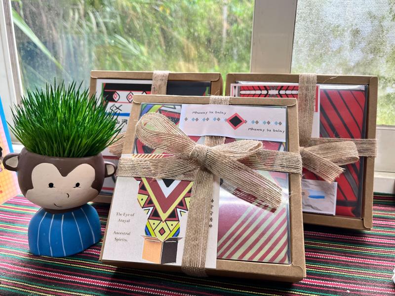 學員運用數位工具將布料延伸至包裝與設計，讓泰雅紋路轉化為文化商品，走入現代生活並持續傳承。