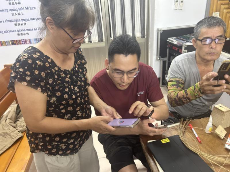 課程中學員間互動很熱烈，大家也表示透過這次課程，不僅學會如何族語應用應用APP，更重要的是也學習了能與母語連結非常方便和實用的手機線上App