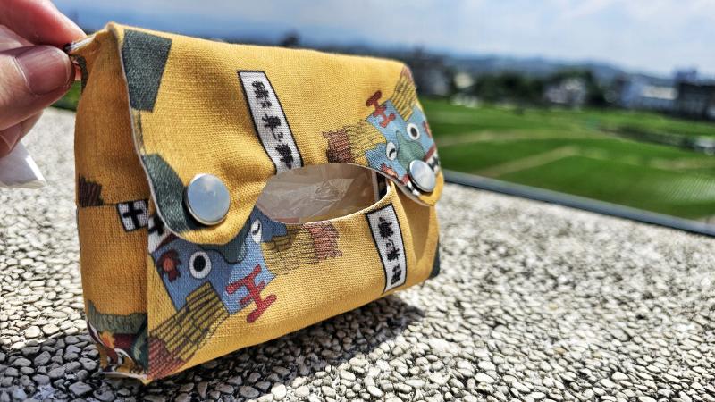 透過平板繪圖與熱轉印,轉化為數位印花圖案。