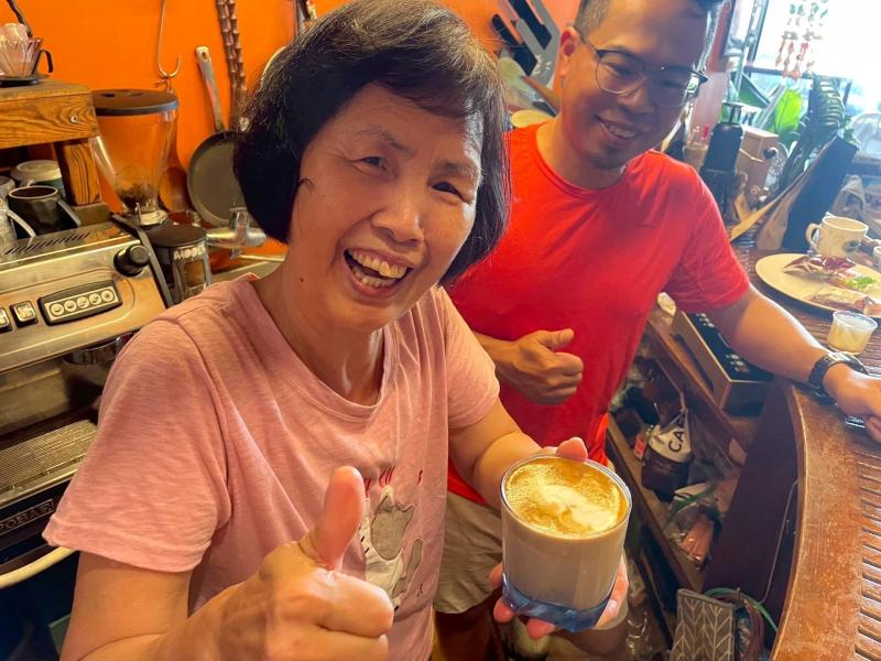 理事長親自開設咖啡課程，教長者學員拉花