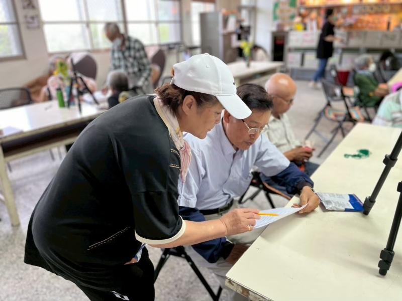 與在地部落的耆老進行深度交流，特別以阿美族語進行訪談與對話。