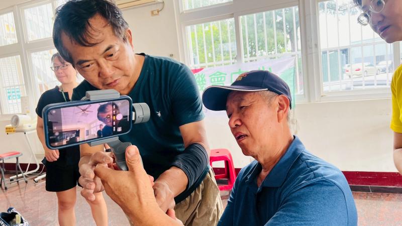 學員也會藉由三軸穩定器來拍攝需要的素材。